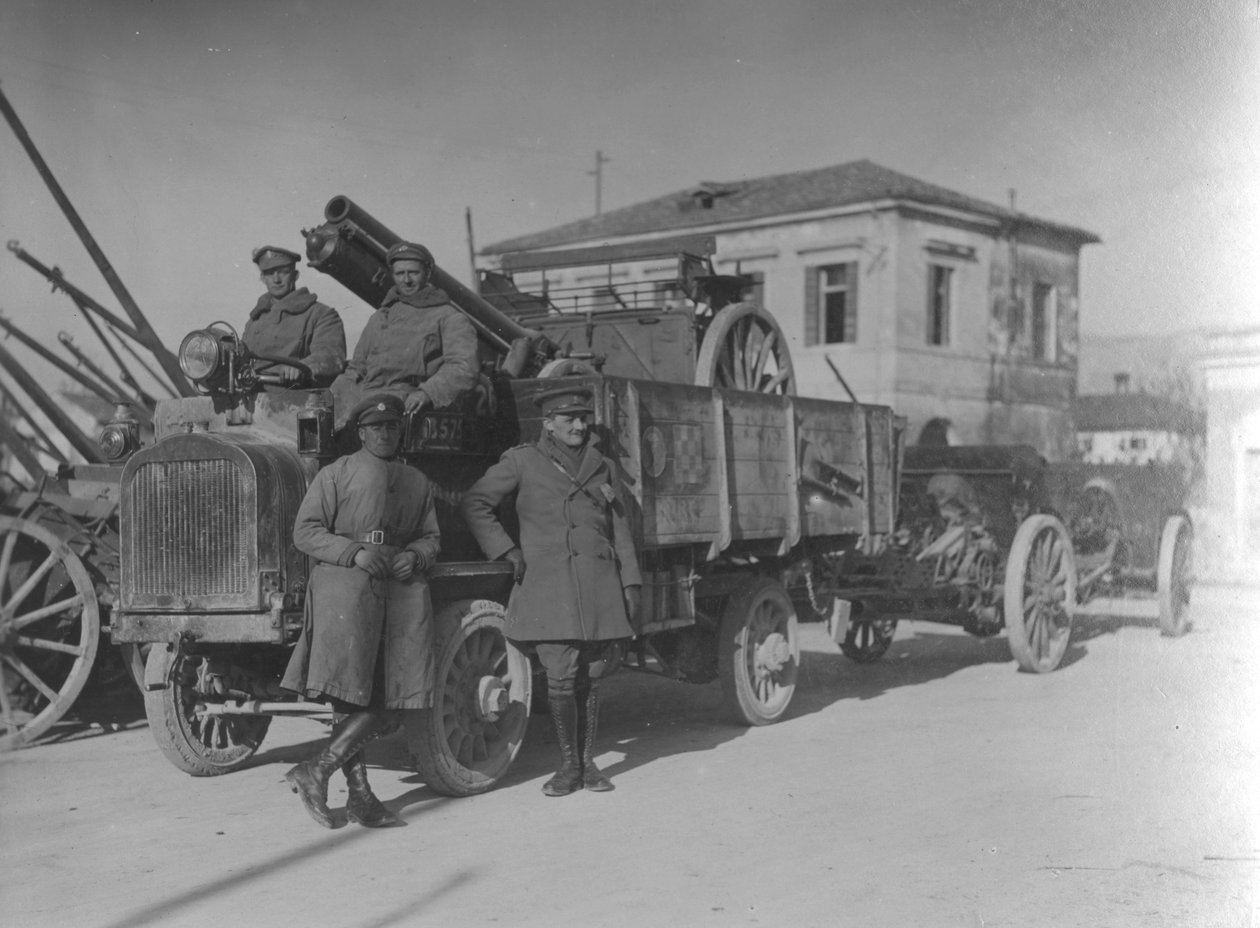 Britiske soldater i Italien under Første Verdenskrig, der transporterede en feltpistol af English Photographer