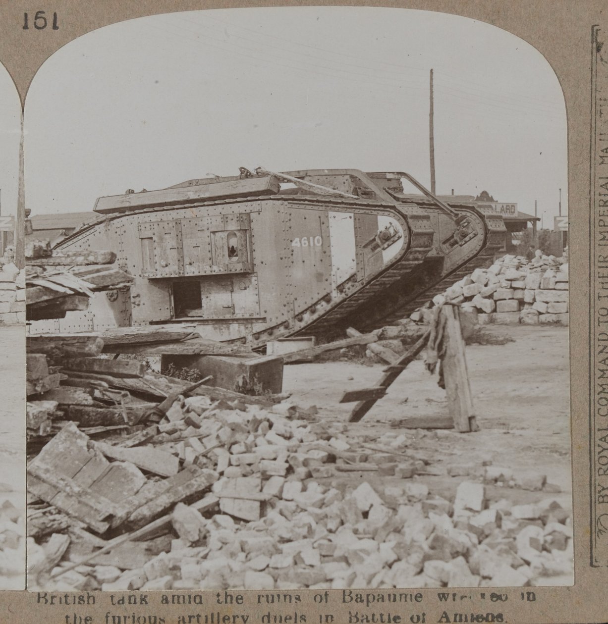 Britisk tank midt i ruinerne af Bapaume af English Photographer