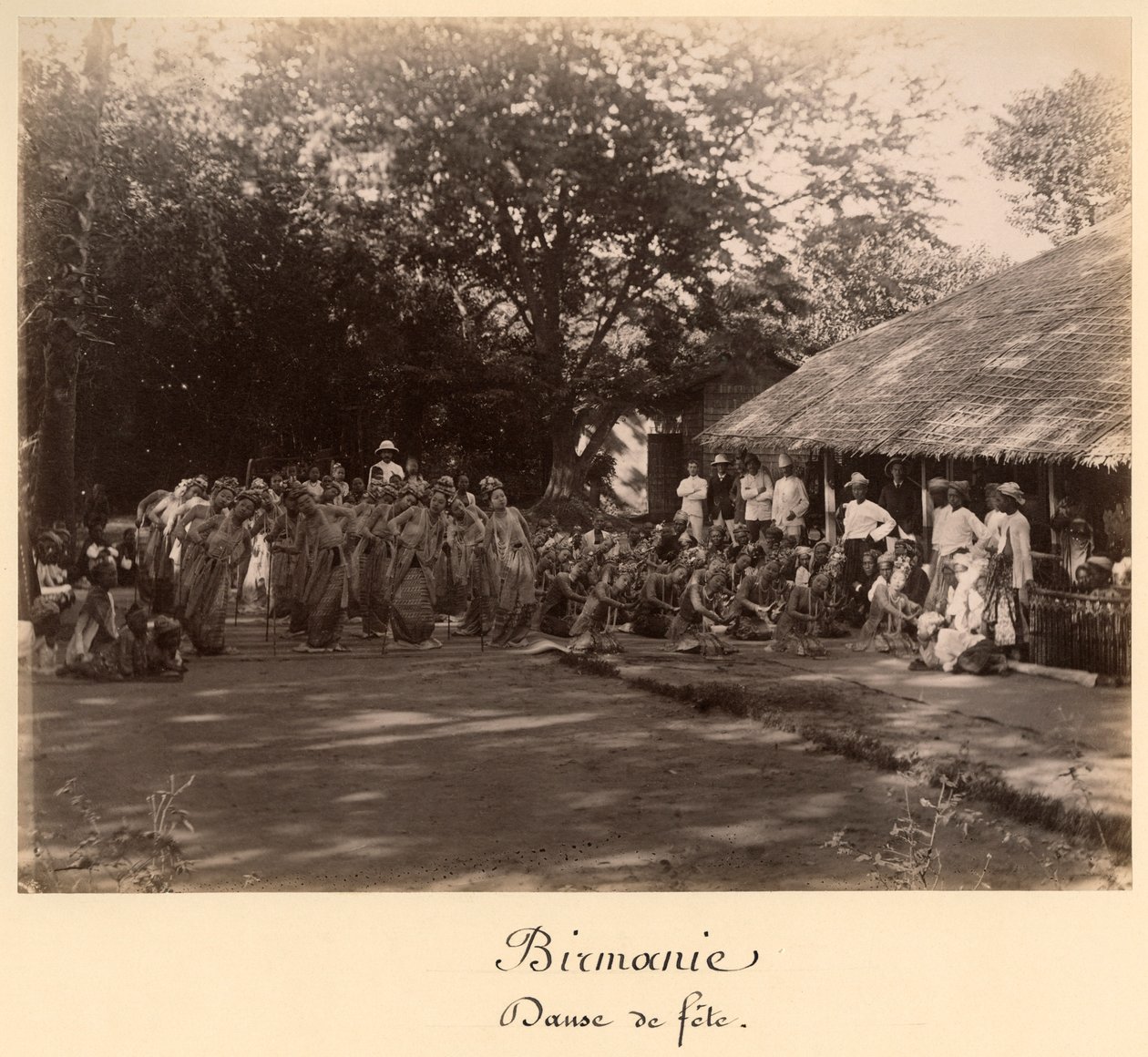 Burmesiske dansere fejrer, Burma, slutningen af det 19. århundrede (albumenprint) af English Photographer
