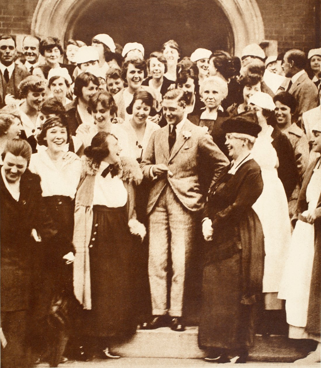Canadiske kvinder fortæller kong Edward VIII en vittighed på Ontario Agricultural College, 1919 af English Photographer