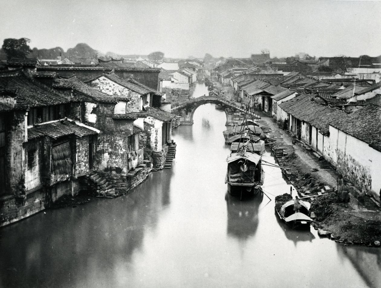 Kanal i Peking, ca. 1865-70 af English Photographer
