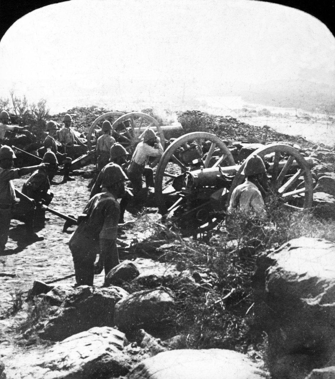 Cape Garrison Artillery gør det varmt for boerne over Modder-floden, Sydafrika, 1899 af English Photographer