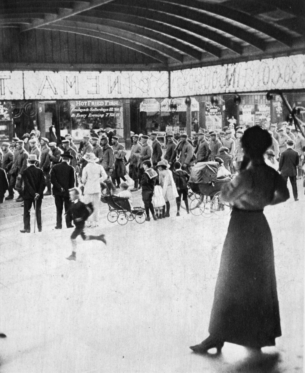 Fanget af en hær, hverken lille eller foragtelig: tyske fanger, fra The Illustrated War News, 12. juli 1916 af English Photographer