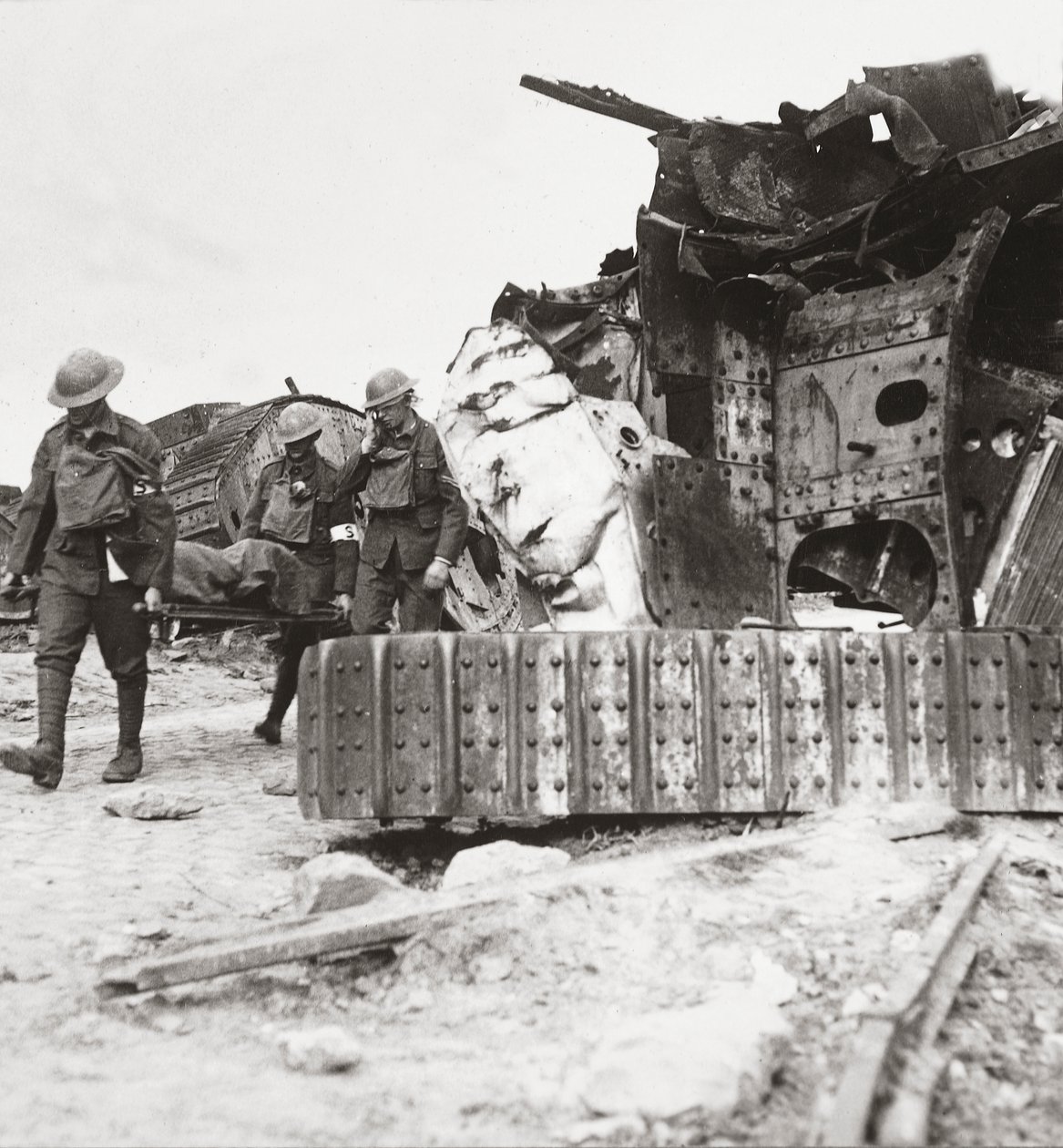 Tilskadekomne, der kommer tilbage fra linjen, passerer tanks ødelagt i Battle of the Tanks, Villers-Bretonneux, 24. april 1918 af English Photographer
