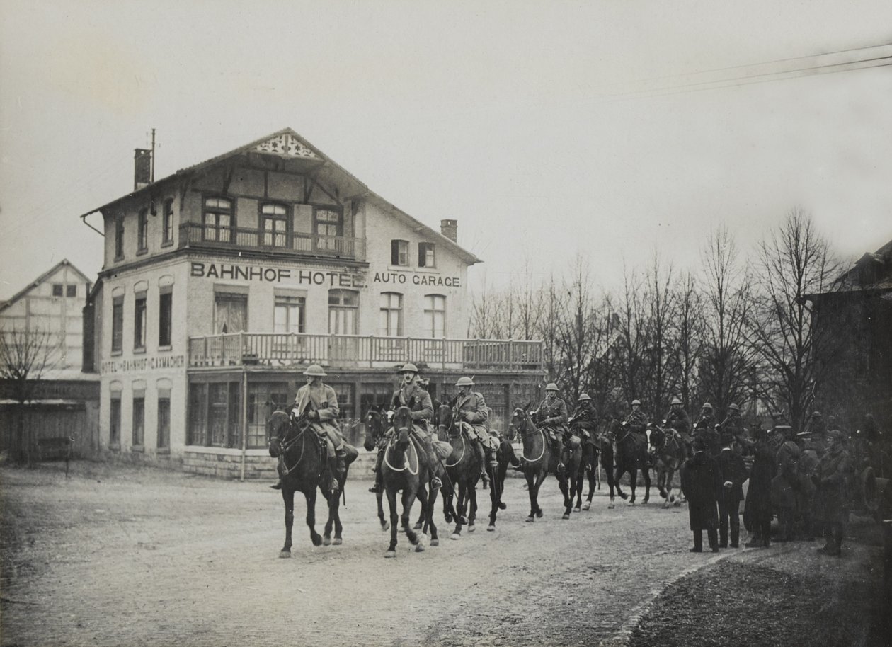 Kavaleri passerer et banegårdshotel, 1918 af English Photographer