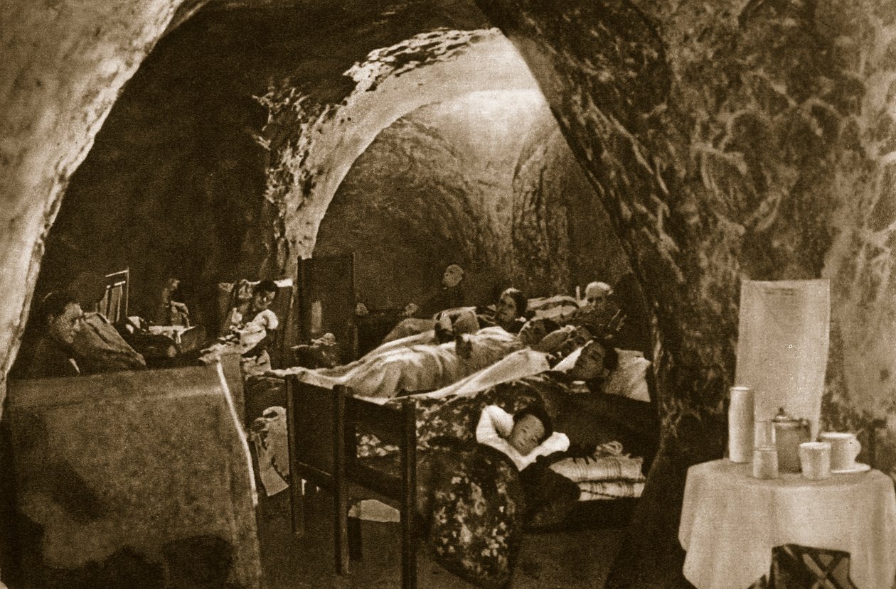 Huleboliger på den engelske kyst brugt som beskyttelsesrum, 1940 af English Photographer