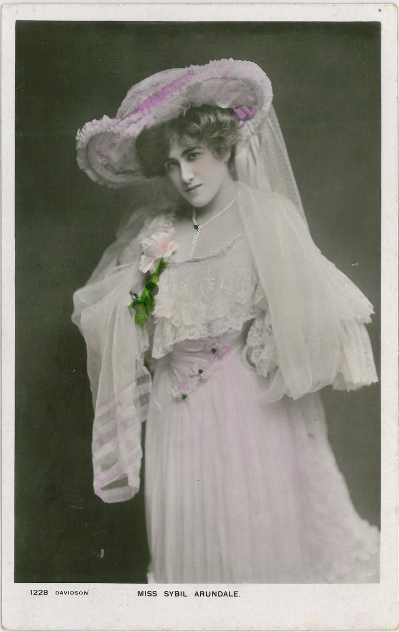 Berømtheder på scenen: Miss Sybil Arundale, ca. 1903-08 (farvet foto) af English Photographer