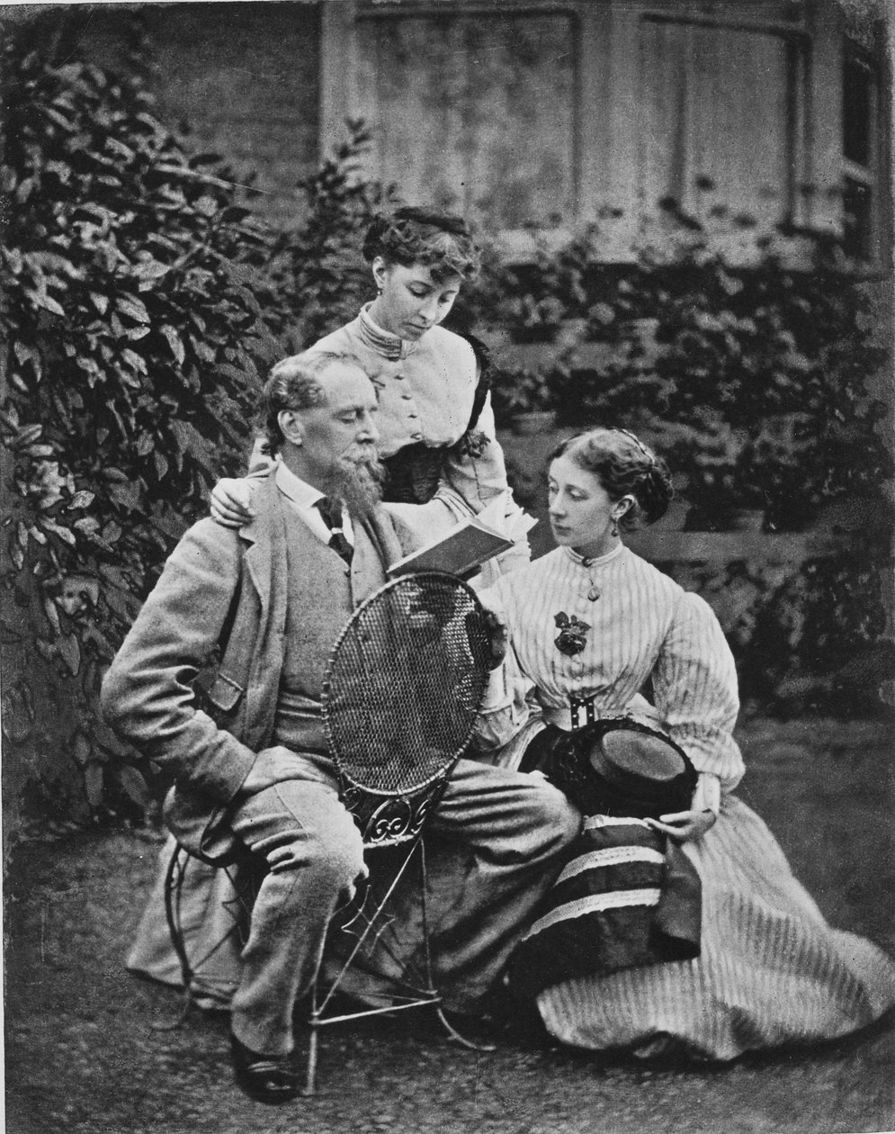 Charles Dickens med to af sine døtre, ca.1865 af English Photographer
