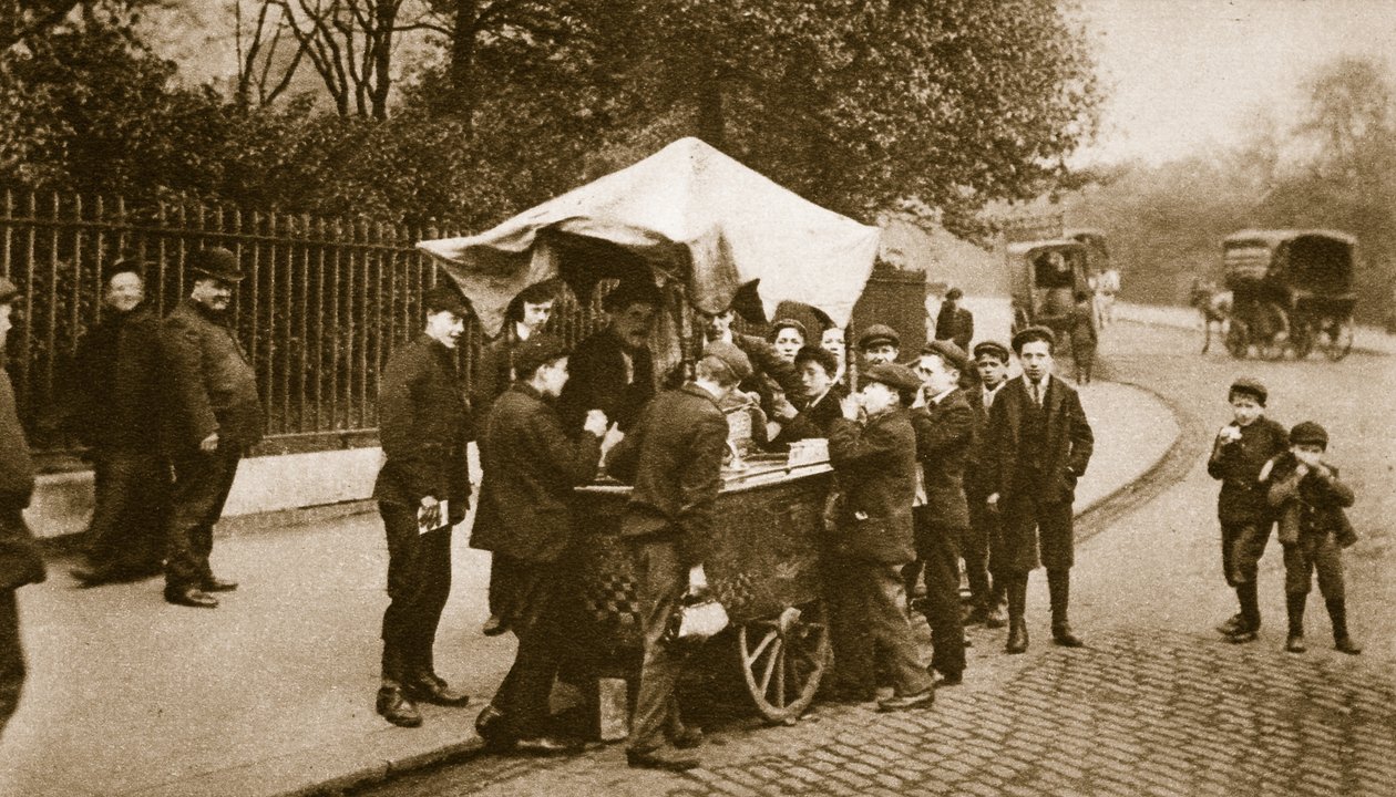 Børn køber is fra en italiensk forhandler (sepia-billede) af English Photographer
