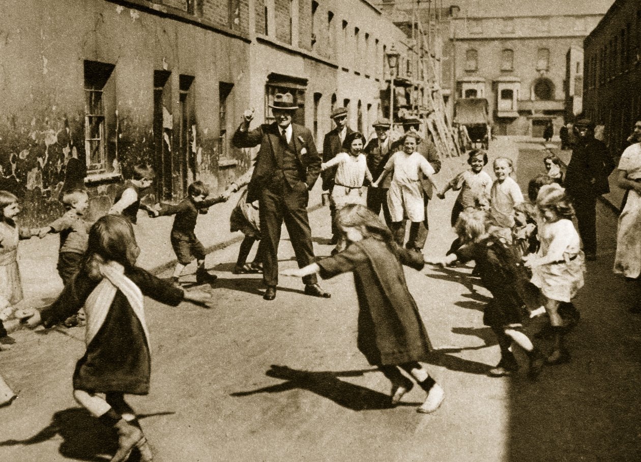 Børn danser til gademusik (sepia-billede) af English Photographer