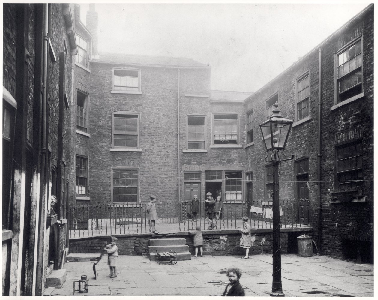 Børn leger på Hirst Square, Leeds, før det blev revet ned for at gøre plads til den nye Civic Hall, 29. juli 1930 af English Photographer