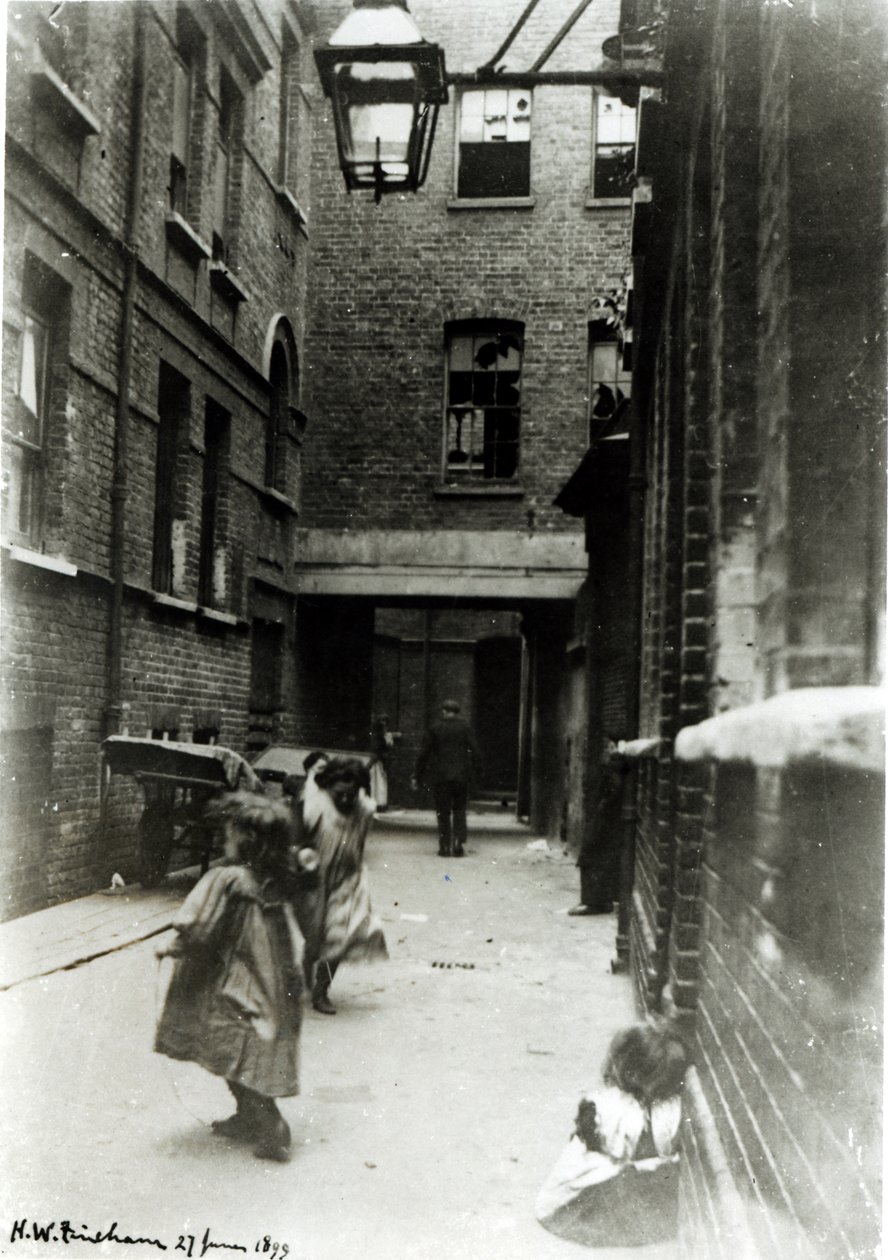 Børn leger i et slumkvarter, 1899 af English Photographer