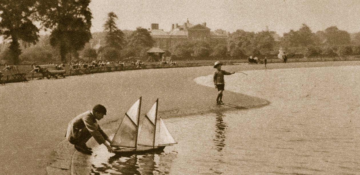 Børn kapsejlads med modelbåde på Round Pond, Kensington Gardens, 1926 (sepiafoto) af English Photographer