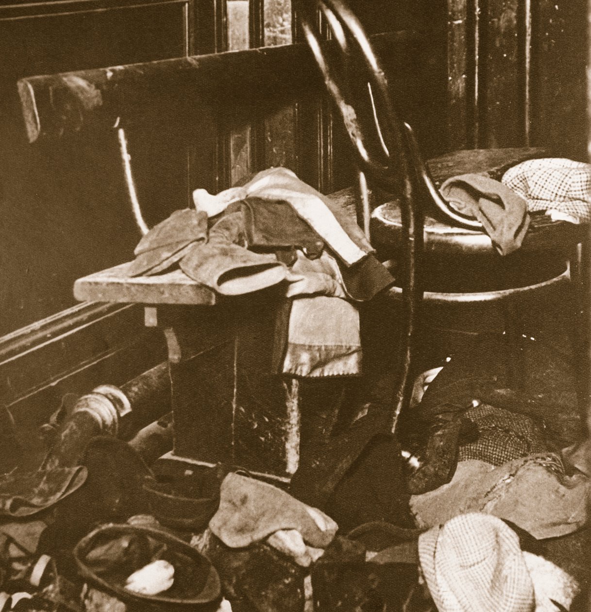 Børnetøj efterladt i en Paisley-biograf som følge af brandevakuering, 31. december 1929 af English Photographer