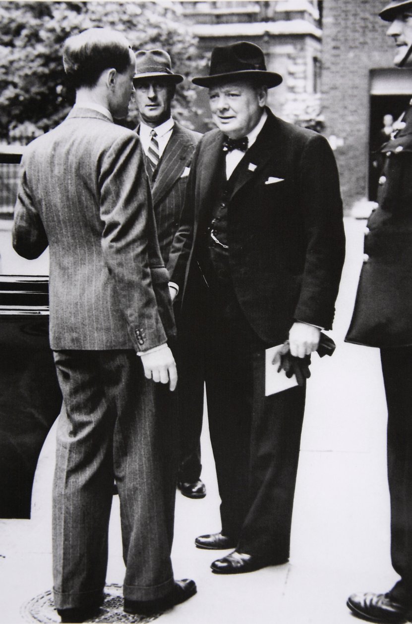 Churchill forlader Downing Street til Buckingham Palace for at tage kong George VI et brev fra den amerikanske præsident, 1941 af English Photographer