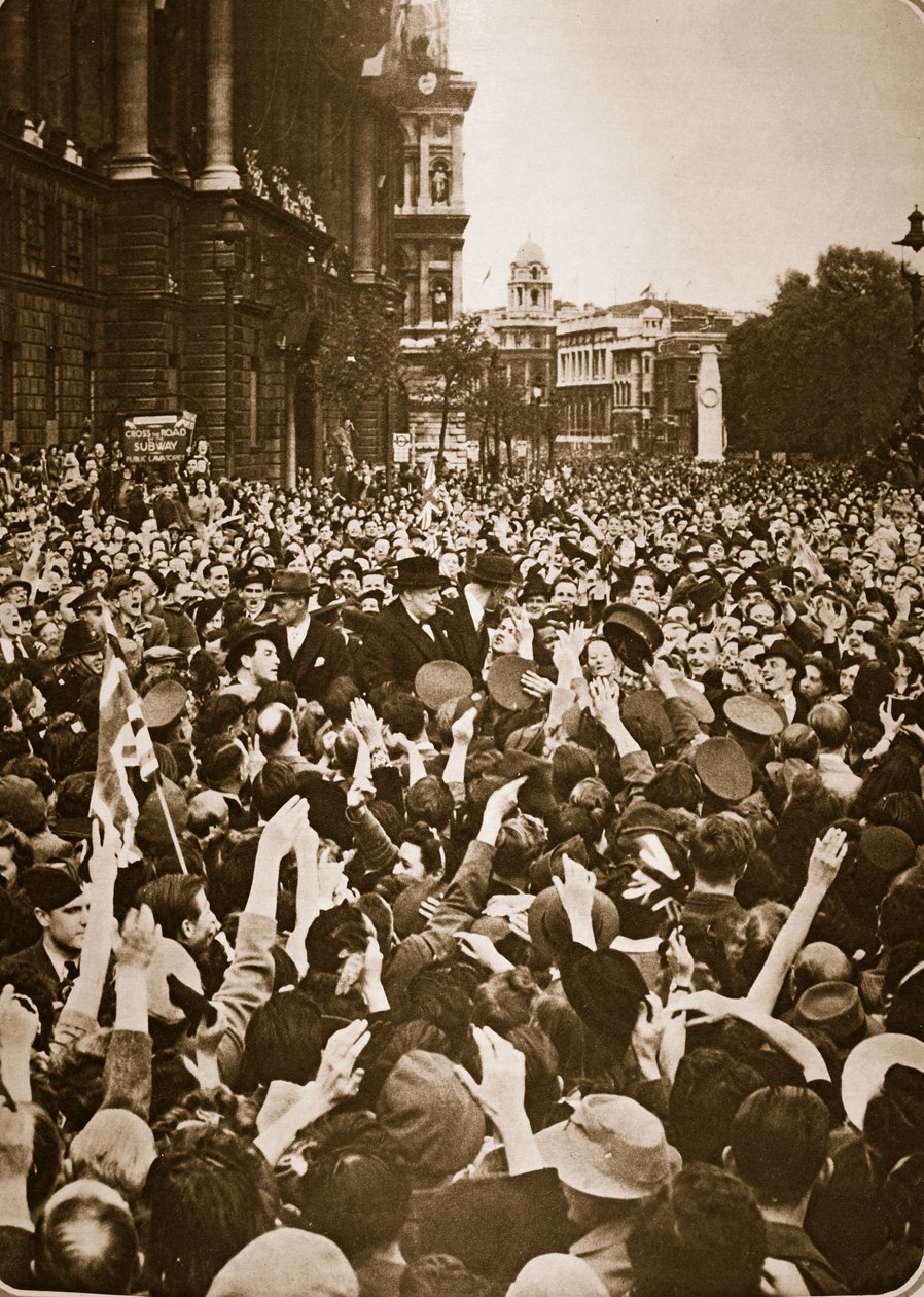 Churchill mobbet i Whitehall på VE Day, 8. maj 1945 (fotogravure) af English Photographer