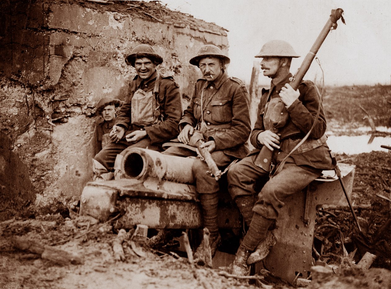 Coldstream-vagtsoldater med en erobret tysk pistol af English Photographer