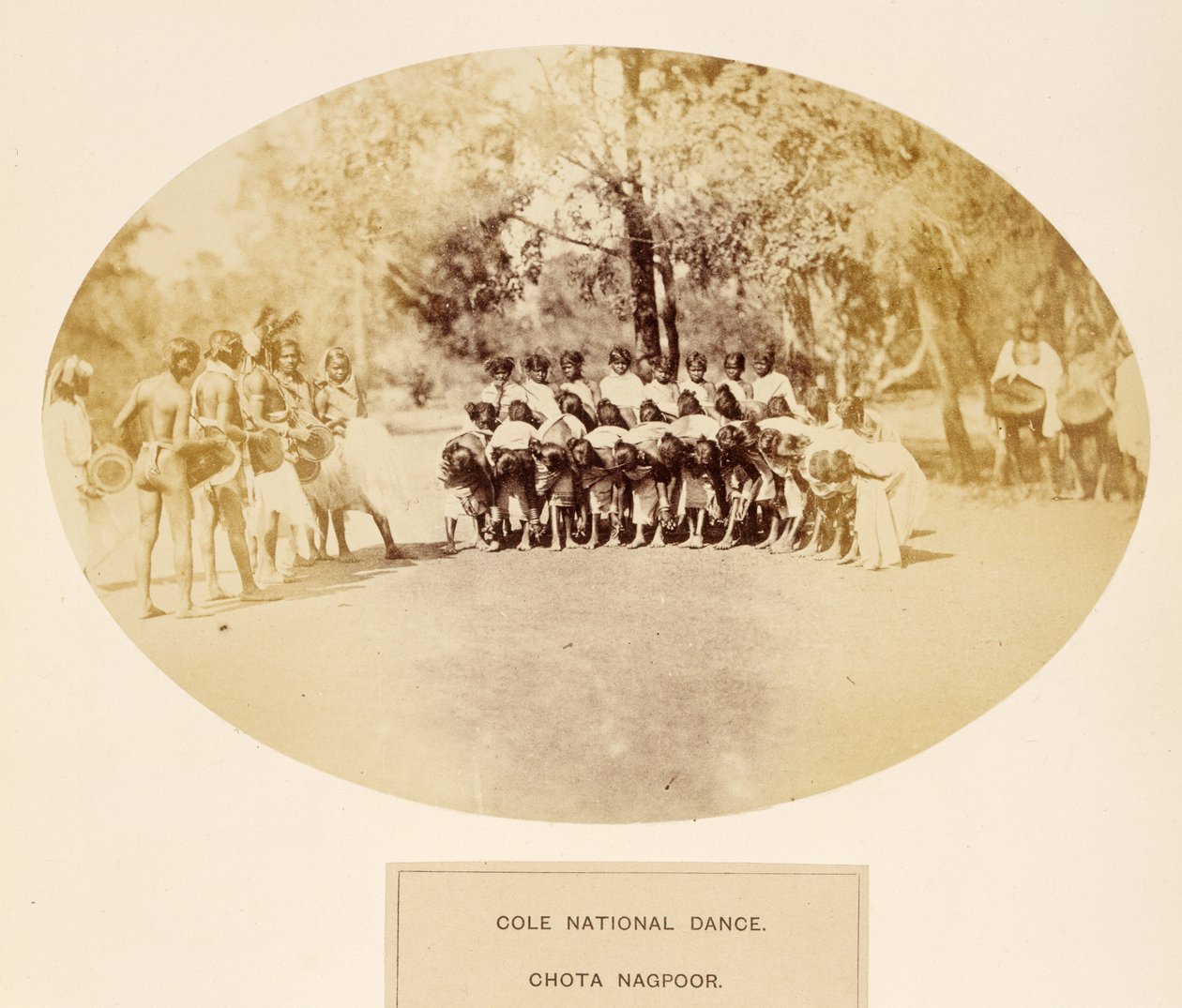 Cole National Dance, Chota Nagpur, fra The People of India, af J. Forbes Watson, udgivet 1868 (albumstryk) af English Photographer