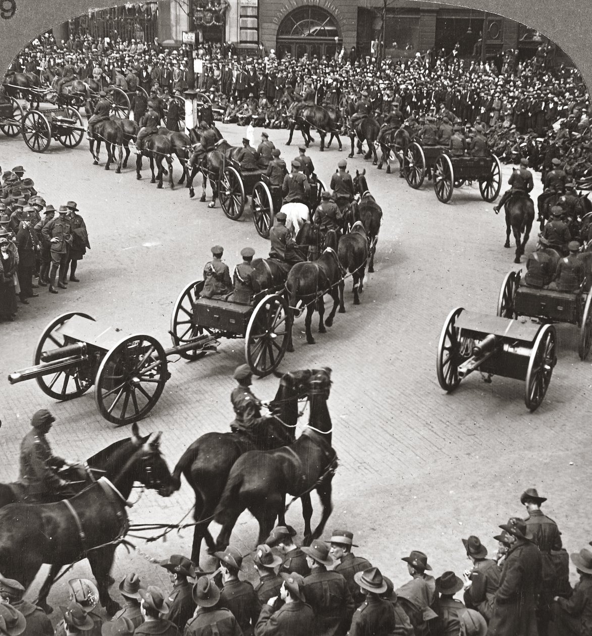 Minde om afslutningen af krigen, Anzacs vidne til gennemgangen af Empires styrker i London af English Photographer