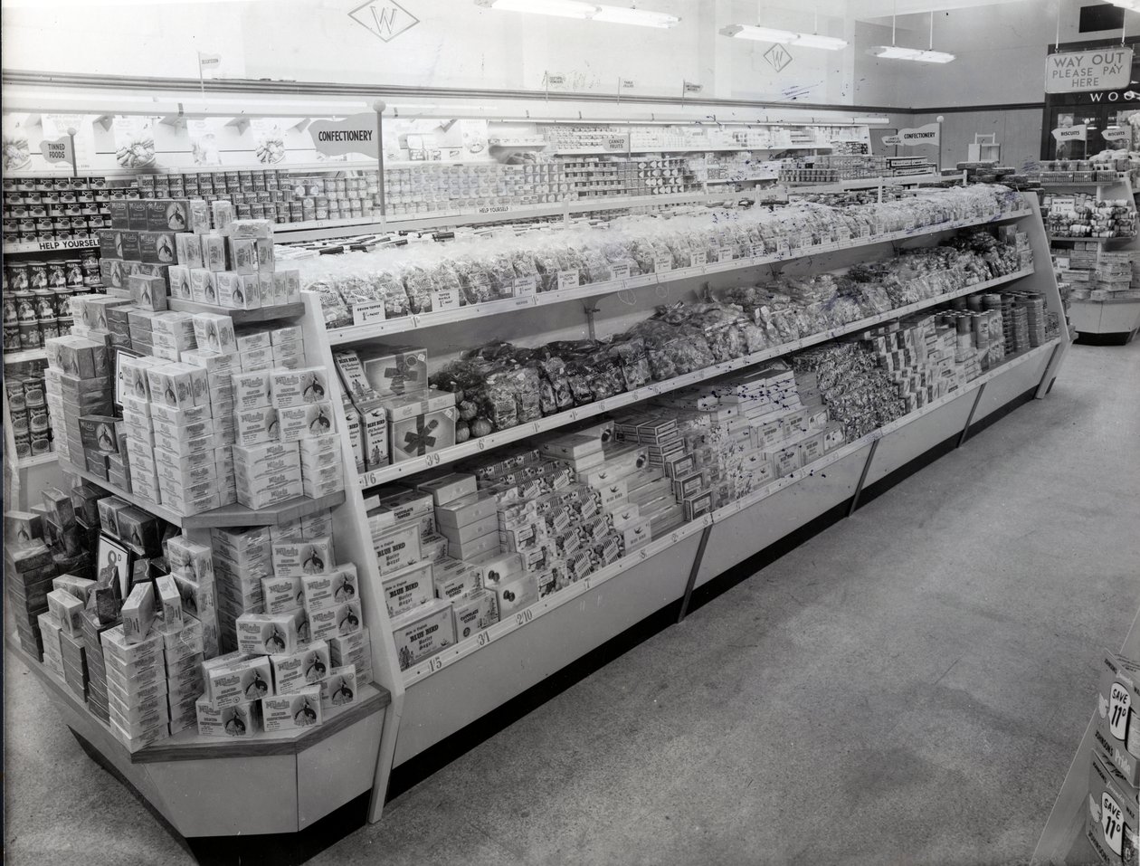 Konfekturegang, Woolworths butik, 1956 af English Photographer