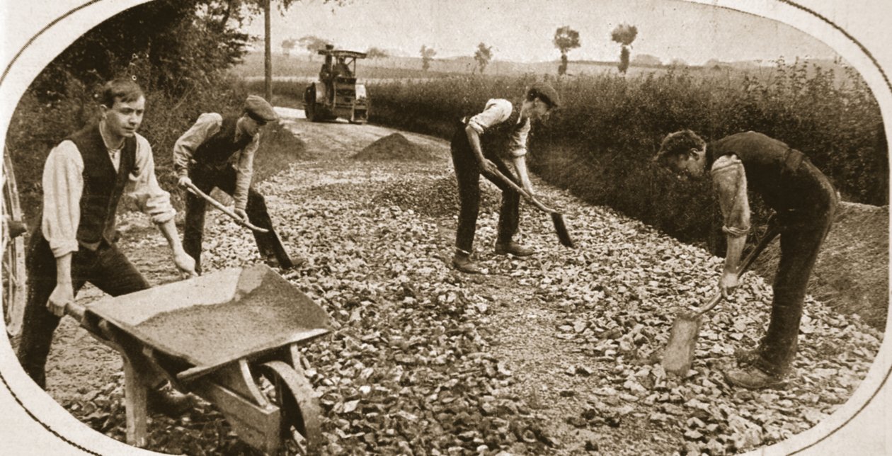 Samvittighedsnægtere nyttigt ansat: Mænd fra N.C.C. på en militærvej, illustration fra The Illustrated War News, 23. august 1917 (sepiafoto) af English Photographer