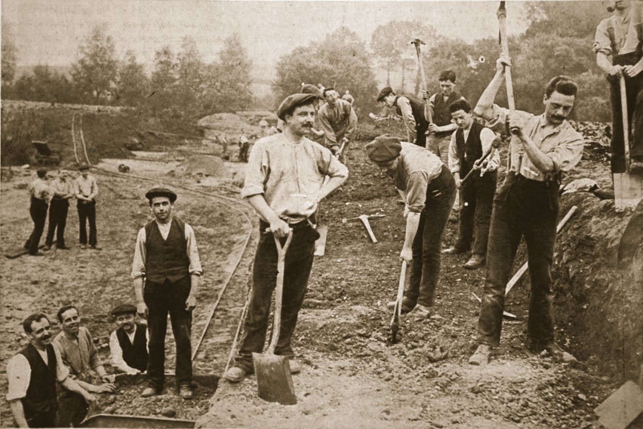 Samvittighedsnægtere nyttigt ansat: Mænd fra N.C.C. på en militærvej, illustration fra The Illustrated War News, 23. august 1917 (sepiafoto) af English Photographer