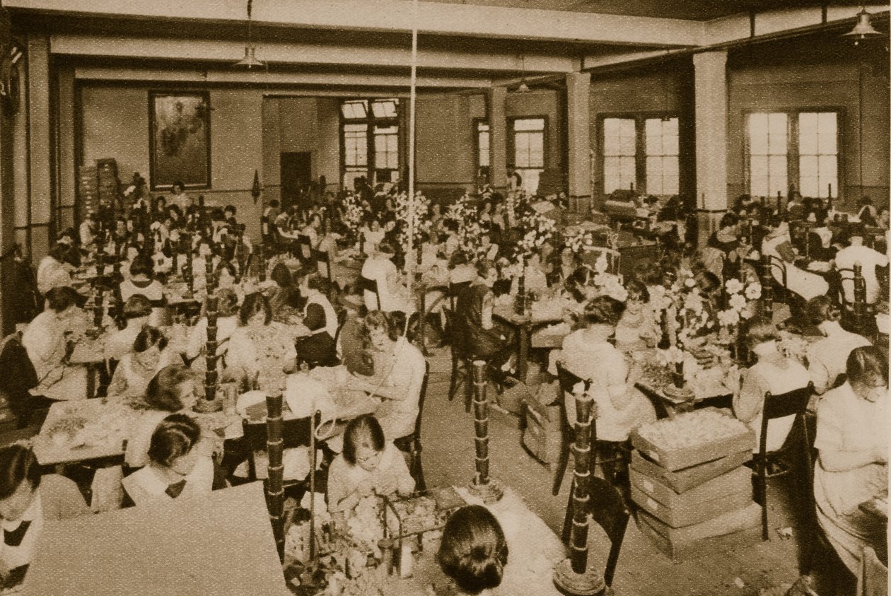 Forkrøblede piger laver kunstige roser til Alexandra Rose Day (sepia foto) af English Photographer