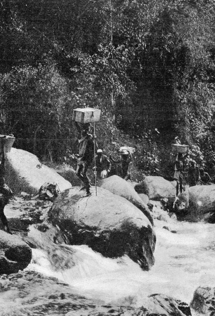 Crossing a Torrent on the Flanks of the Ruwenzori, fra en artikel med titlen To the Mountains of the Moon offentliggjort i The Graphic 27. oktober 1906 af English Photographer
