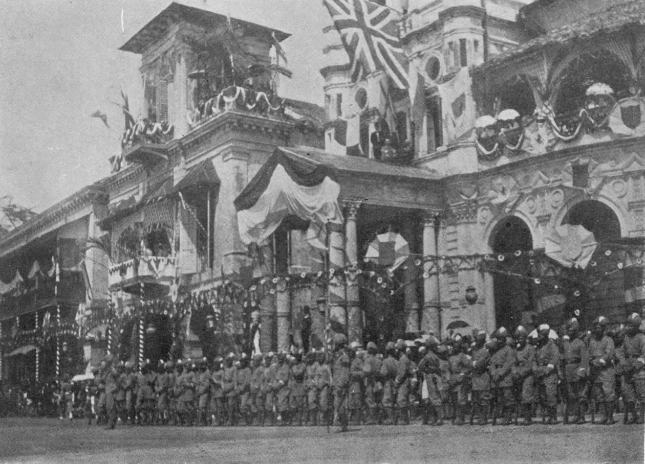 Folkemængde afventer ankomsten af hertugen og hertuginden af York ved Johnstons Pier, Singapore, illustration fra The King, 25. maj 1901 af English Photographer