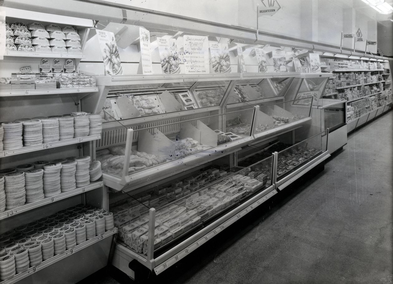 Delikatessegang, Woolworths butik, 1956 af English Photographer