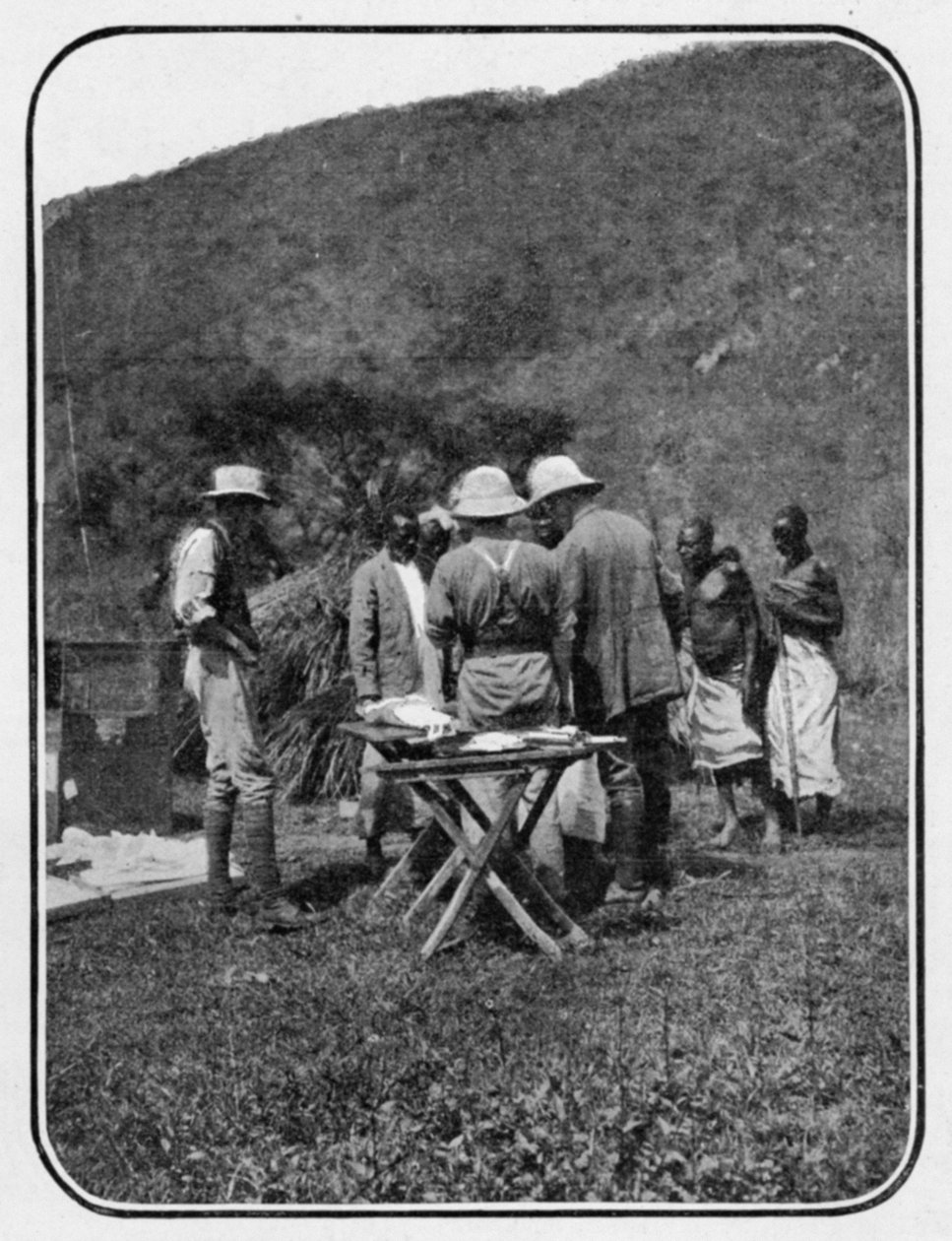 Discussing the Situation: a Conference in Camp, fra en artikel med titlen To the Mountains of the Moon offentliggjort i The Graphic 27. oktober 1906 af English Photographer