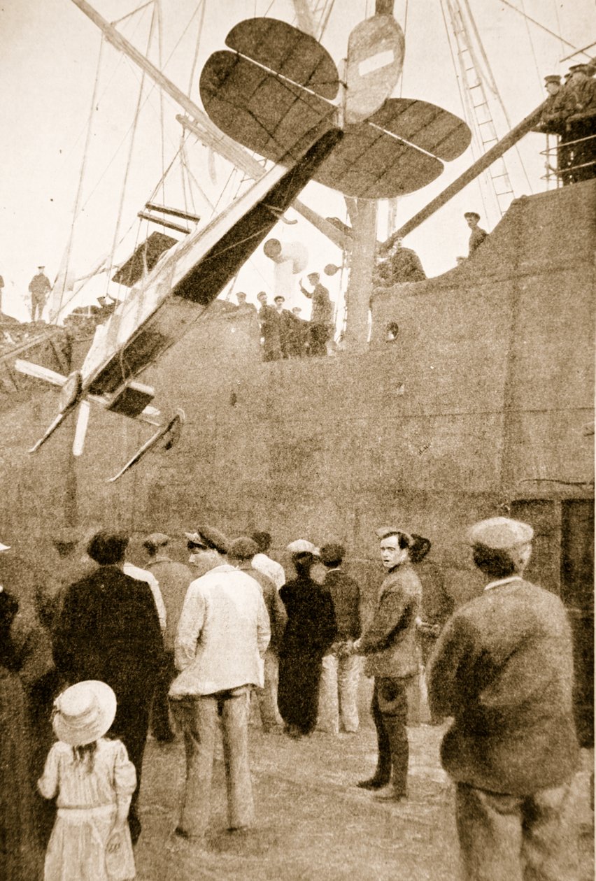Landstigning af et britisk fly ved dets ankomst til Frankrig, 1914-19 af English Photographer