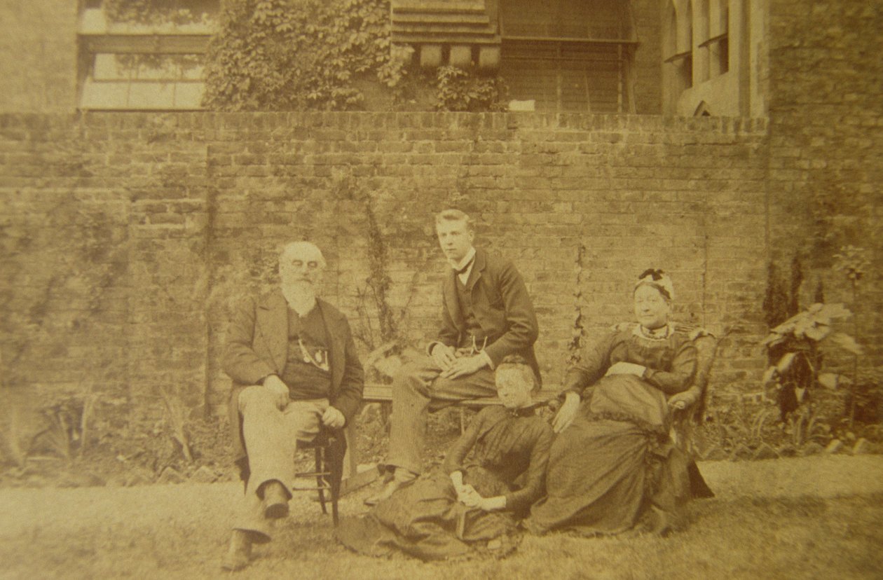 Dr. William R. Woodman (1828-91) med sin familie i deres hjem i London, ca. 1887 af English Photographer