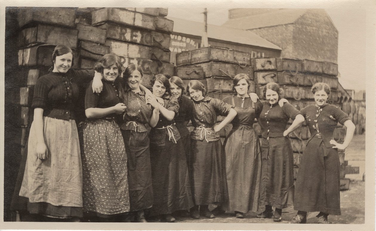 Dundee fabrikspiger, ca. 1910 af English Photographer