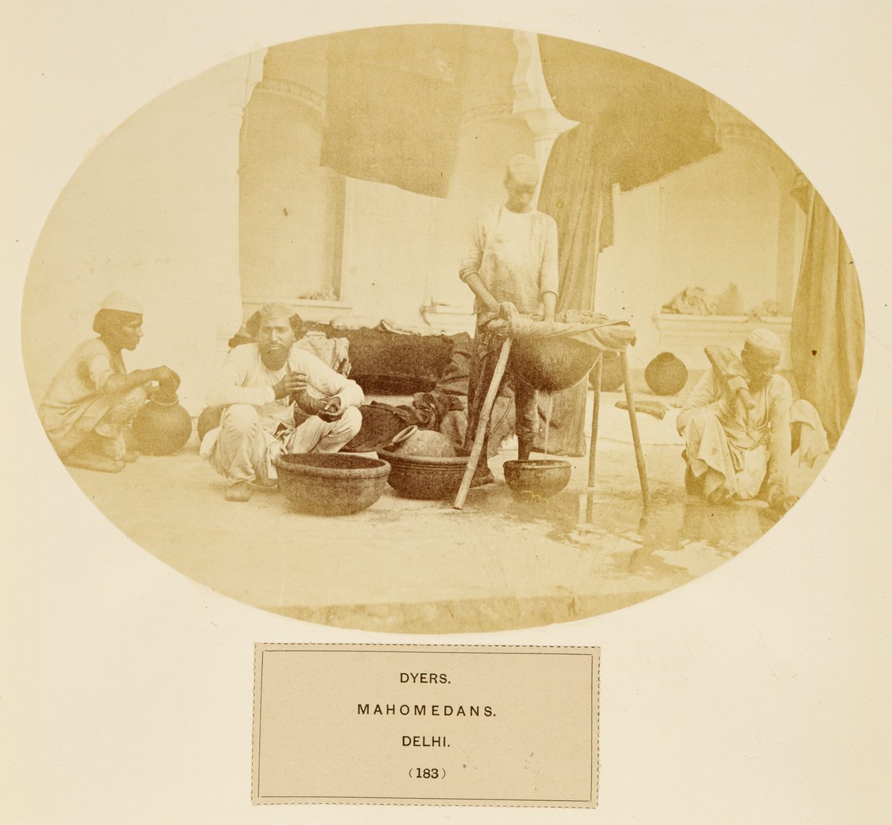 Dyers, Mahomedans, Delhi, fra The People of India, af J. Forbes Watson, udgivet 1868 (albummetryk) af English Photographer
