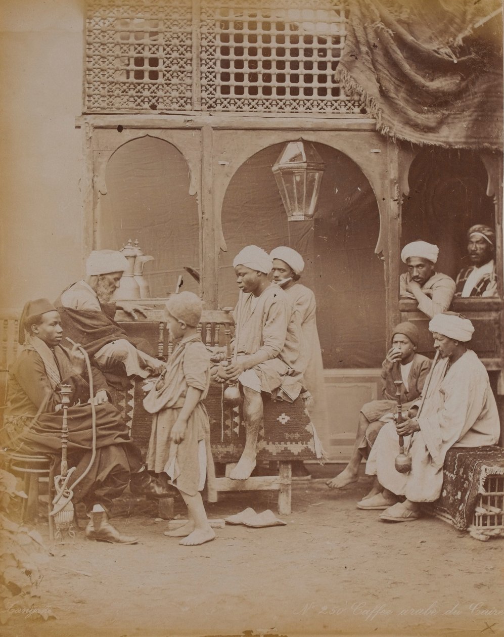 Egyptisk familie i en gårdhave, 1893 af English Photographer