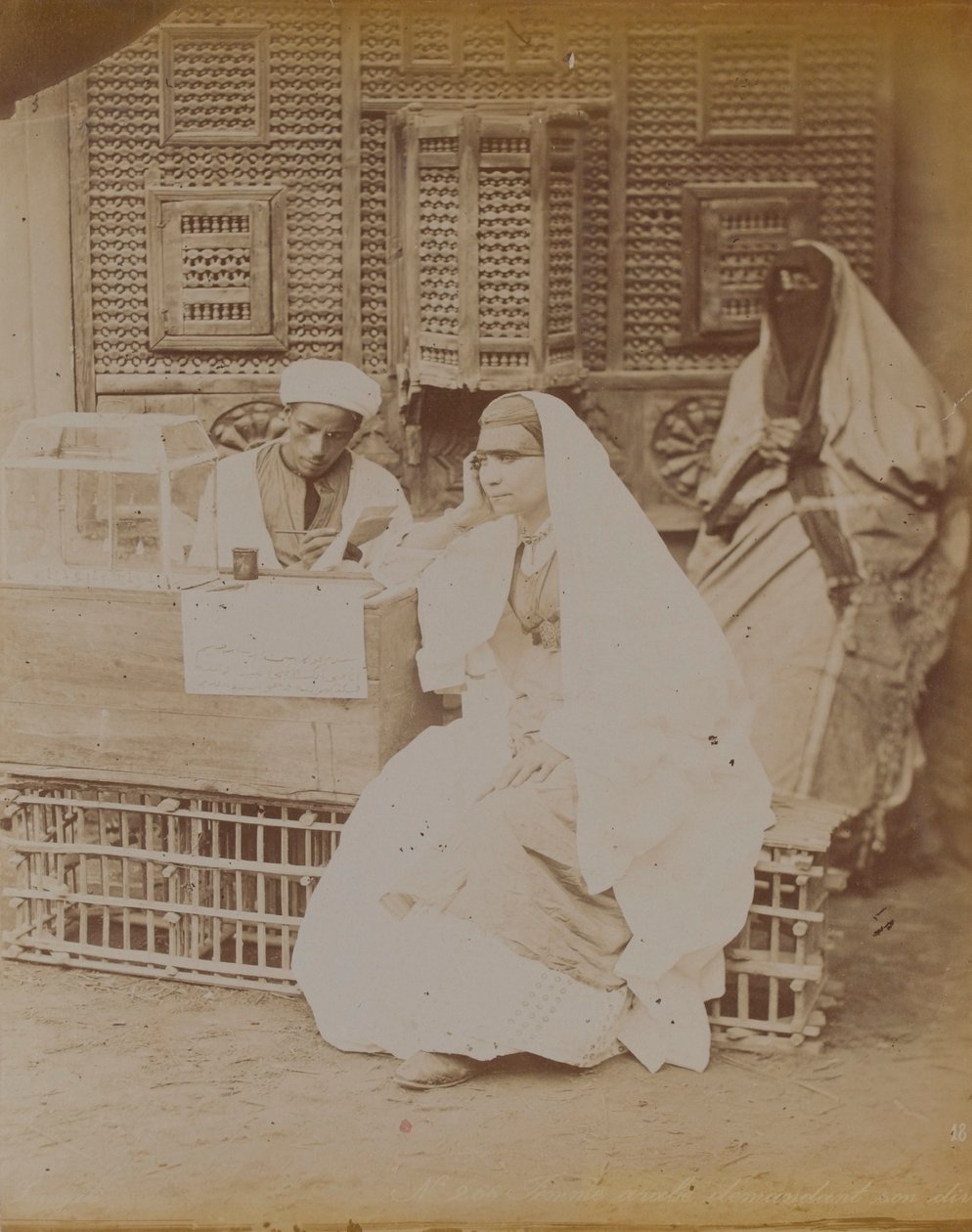Egyptisk gadescene, 1893 af English Photographer