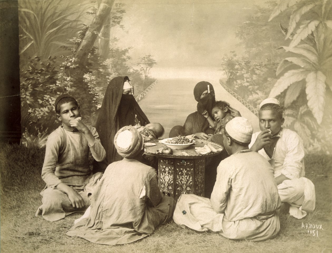 Egyptisk familie spiser et måltid, ca. 1880 af English Photographer