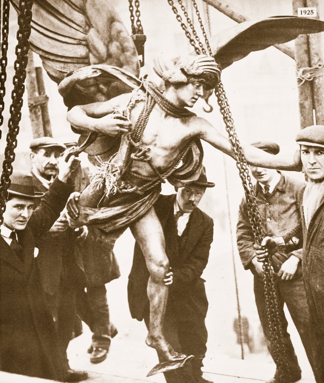Eros fjernes på grund af genopbygningen af Piccadilly undergrundsstation i begyndelsen af 1925 af English Photographer