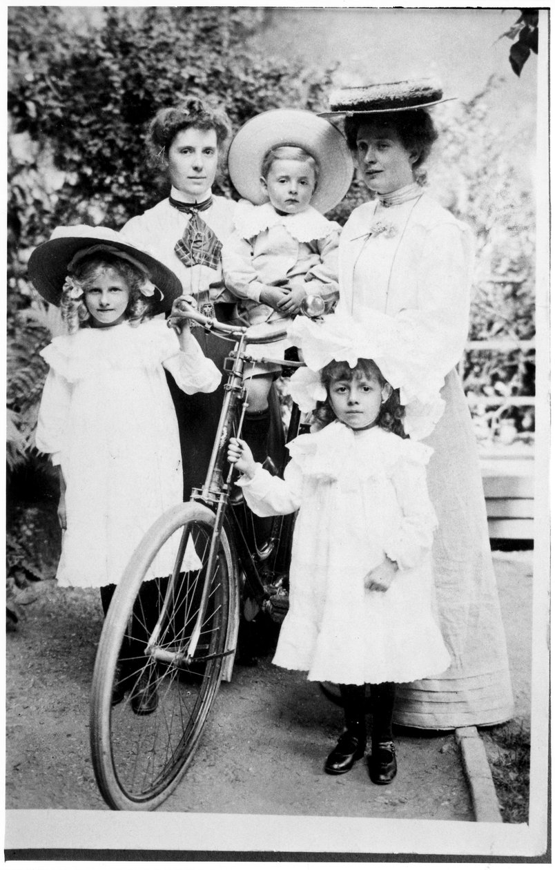 Familiegruppe med cykel, ca. 1890