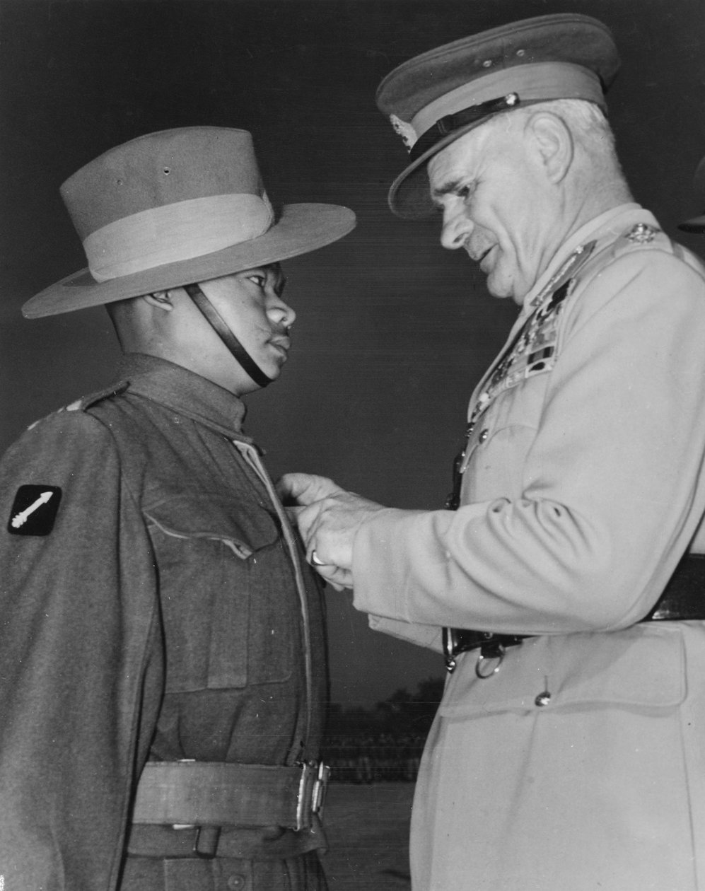Feltmarskal Sir Archibald Wavell, Indiens vicekonge, præsenterer et Victoria-kors til en Gurkha-soldat, 1945 af English Photographer