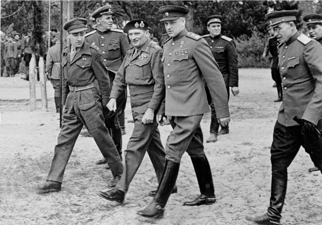 Feltmarskal Bernard Montgomery med marskal Rokossovsky, 10. maj 1945 af English Photographer