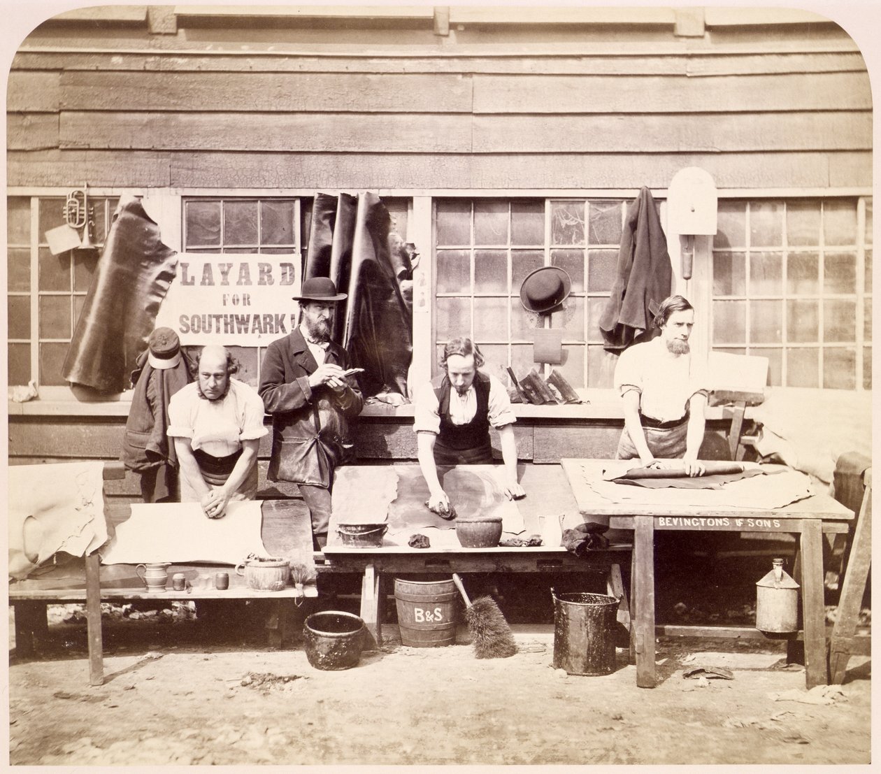 Efterbehandling af skivere, der demonstrerer deres teknikker (sepia print) af English Photographer
