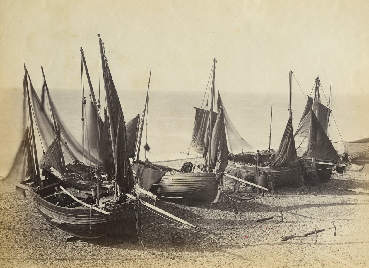 Fiskerbåde trukket op på stranden ved Shoreham-by-Sea, ca. 1880 (fotografi) af English Photographer