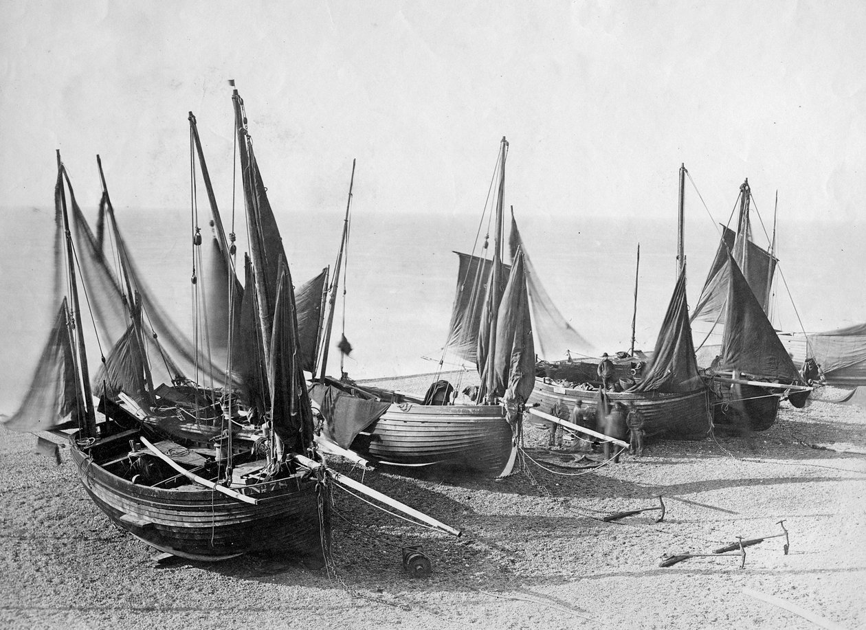 Fiskerbåde trukket op på stranden ved Shoreham-by-Sea, ca. 1880 (fotografi) af English Photographer