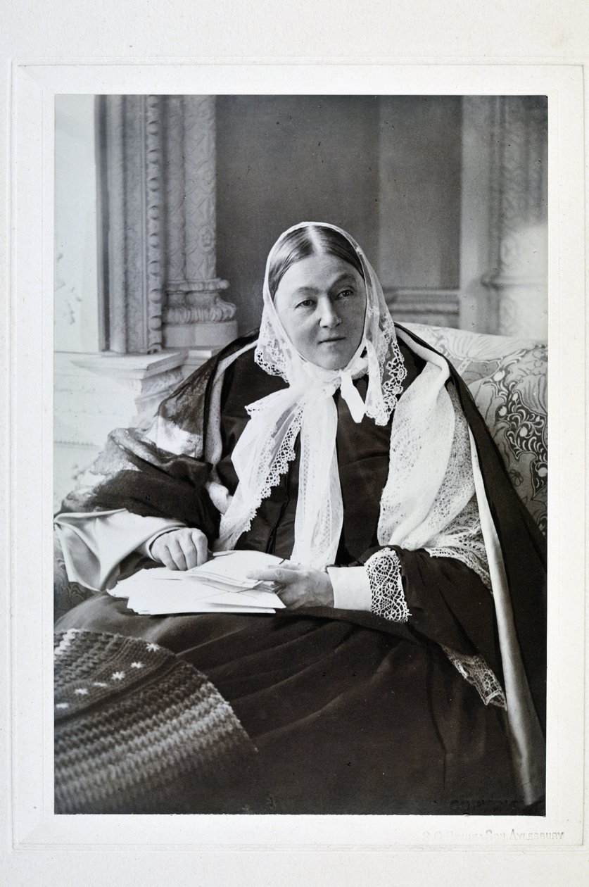 Florence Nightingale, siddende på en sofa i det blå rum i Claydon House, 1891 af English Photographer