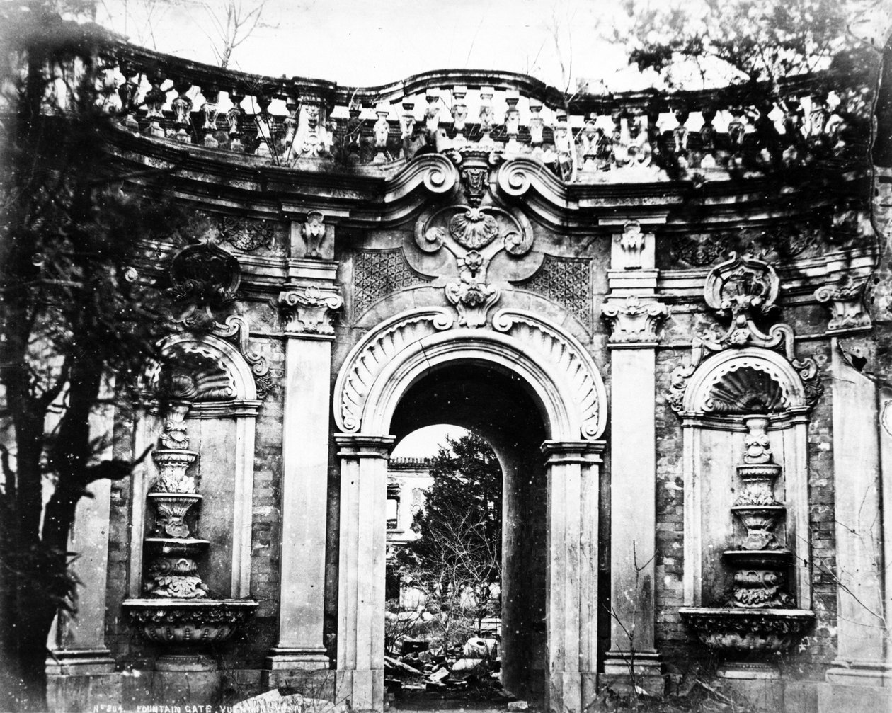 Fountain Gate, Yuan Ming Yuan, ca. 1870 af English Photographer