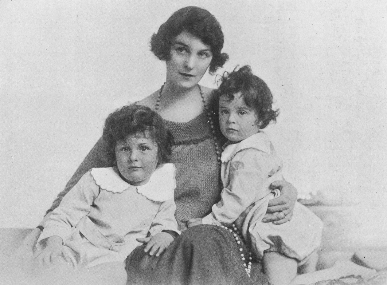 Freda Dudley Ward med sine børn, 1918 af English Photographer