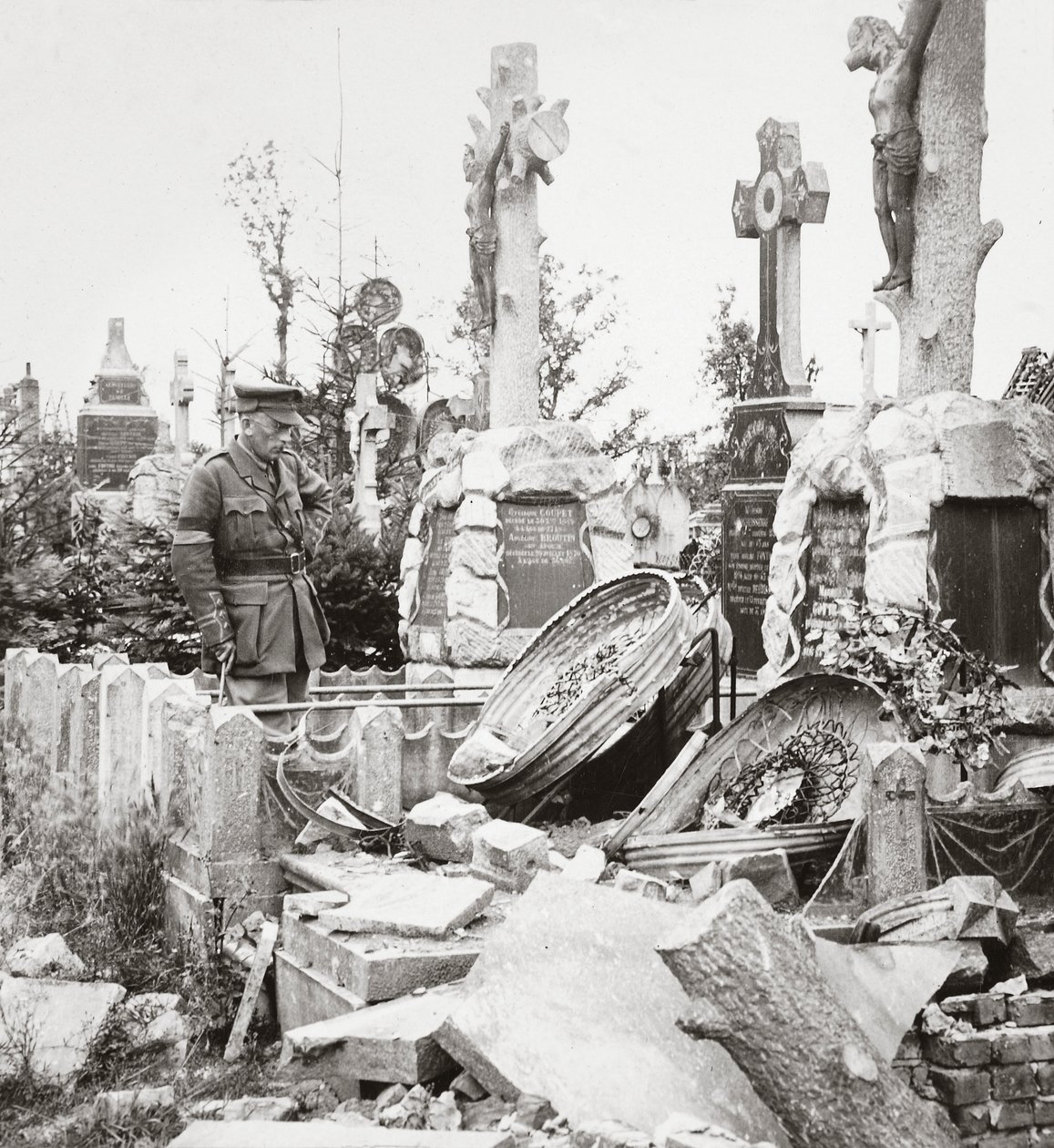 Franske grave smadret af tysk granatild - en tysk snigskytte blev opdaget skjult af en kiste af English Photographer