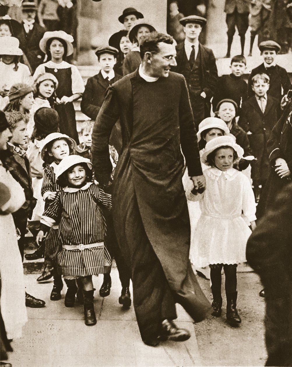 Fra slagmarken ved St. Eloi til St. Pauls, Deptford: pastor E.N. Mellish, V.C., fra The Illustrated War News, pub. 14. juni 1916 (sepia-foto) af English Photographer
